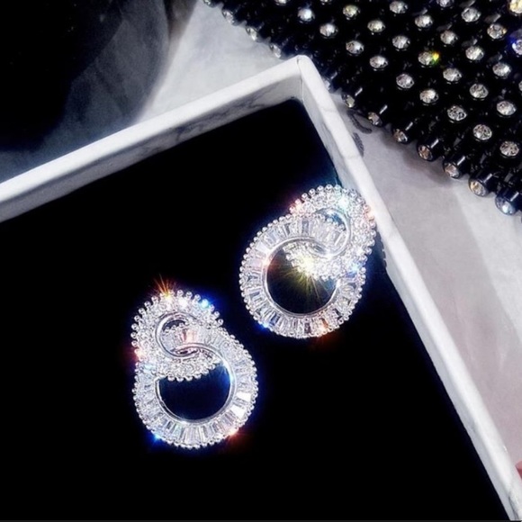 NEW 18K White Gold Diamond Circle Earrings - Picture 2 of 5